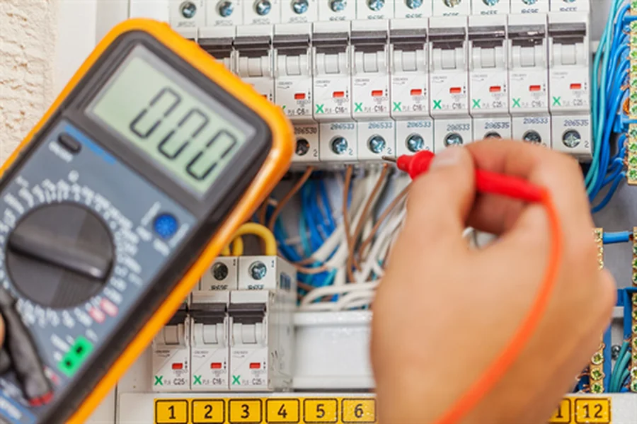 Contrôle d’une installation électrique lors de diagnostics immobiliers dans le Var